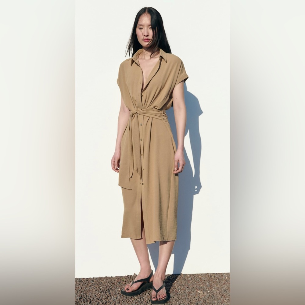 Midi dress with lapel collar and short sleeves. Front button closure.